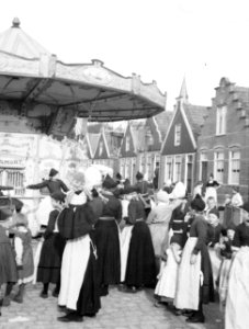 Zweefmolen (opschrift A Lamort) met omstanders in klederdracht, Bestanddeelnr 190-1084