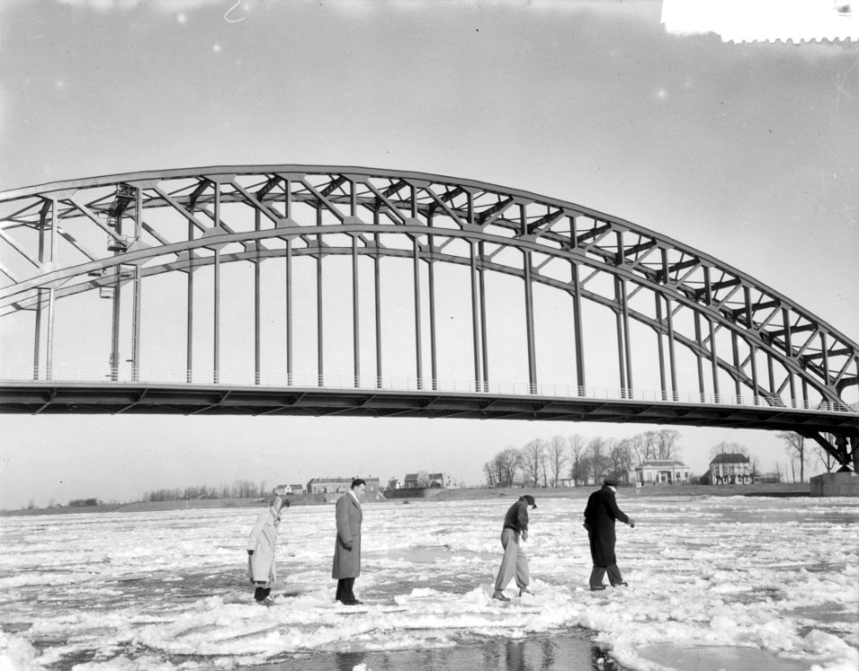 Zwolle overtocht voetgangers over IJssel met verkeersbrug, Bestanddeelnr 906-2714
