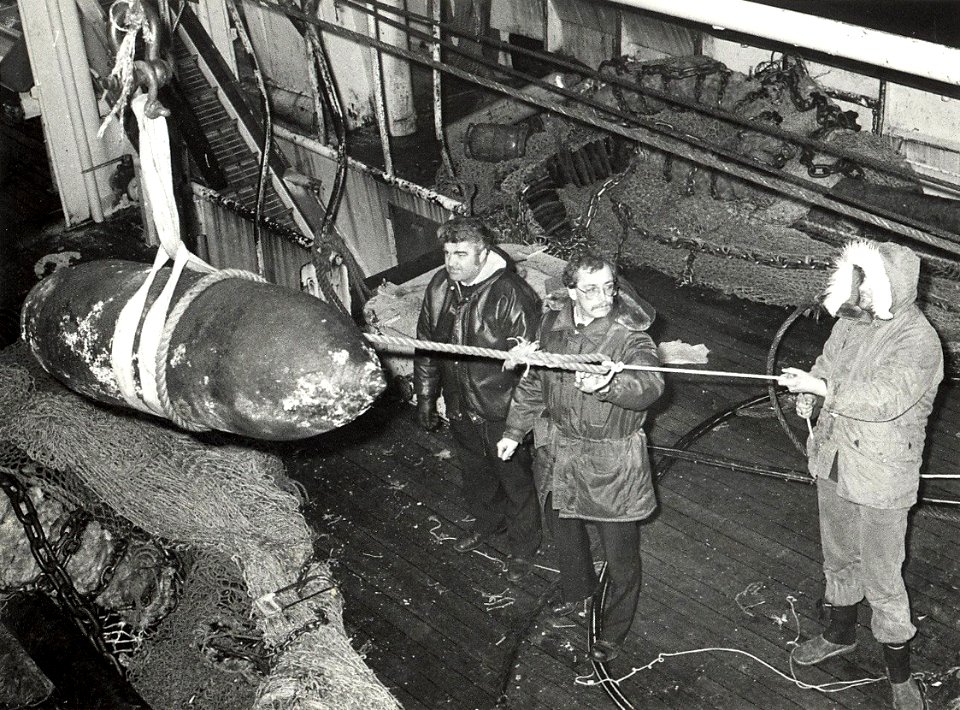 Zware bom aan boord van een vissersschip. Geschonken in 1989 door United Photos de Boer bv. Identificatienummer 54-023362