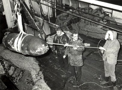 Zware bom aan boord van een vissersschip. Geschonken in 1989 door United Photos de Boer bv. Identificatienummer 54-023362