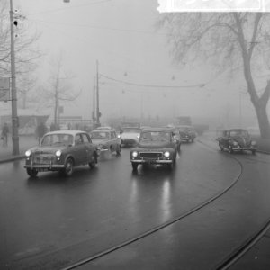 Zware mist in gehele land Zelfs in Amsterdam reed men met groot licht, Bestanddeelnr 915-8845