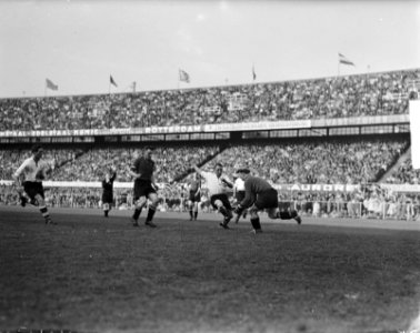 Zwaluwen Rode-Duivels 2-2. Spelmoment keeper Bogaerts, Brouwer en Wilkes, Bestanddeelnr 903-3117