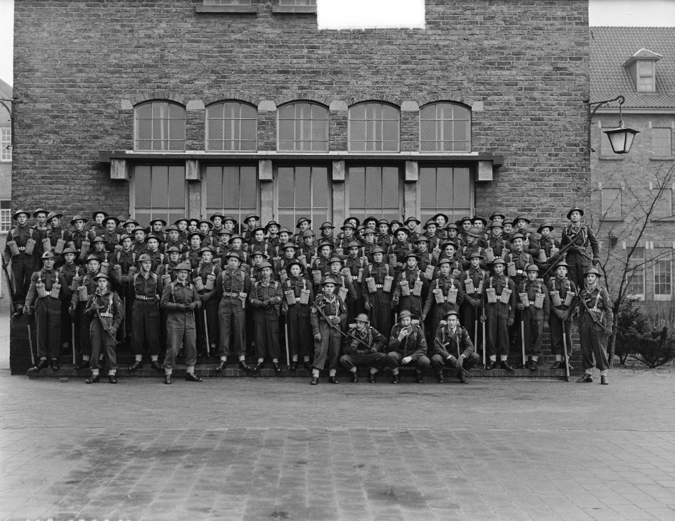 Zware luchtdoelartillerie-parade in Breda door Generaal majoor J.A.A. Sitsen en , Bestanddeelnr 904-4357