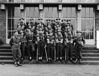 Zware luchtdoelartillerie-parade in Breda door Generaal majoor J.A.A. Sitsen en , Bestanddeelnr 904-4355