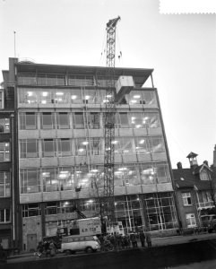 Zware kist omhoog gehesen bij lettergieterij Tetterode, Bestanddeelnr 911-8586