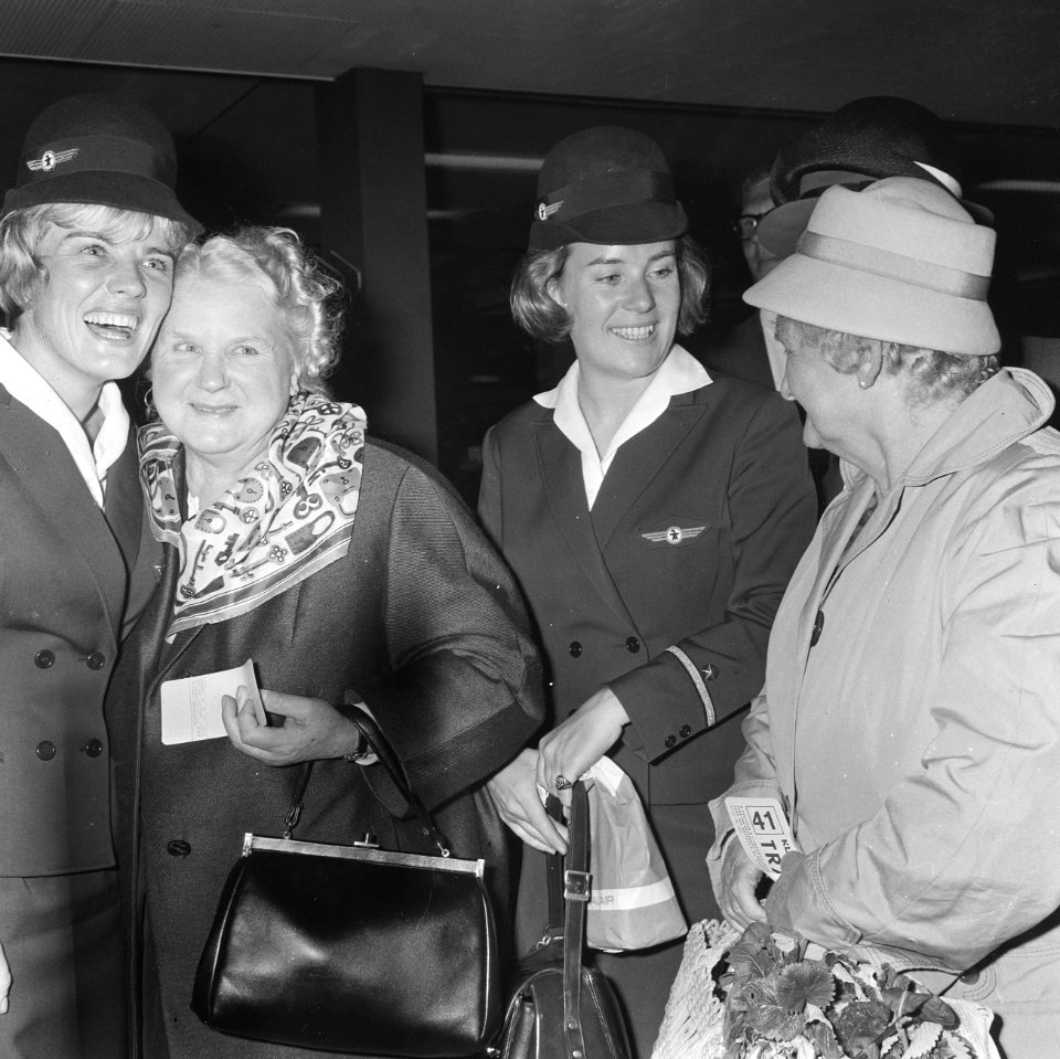 Zweeds vliegtuig maakt noodlanding op Schiphol, twee bejarde Zweedse dames bedan, Bestanddeelnr 917-8463