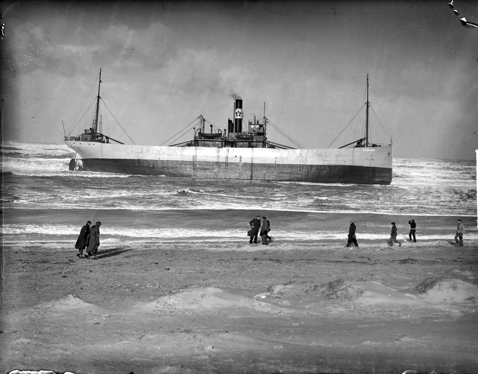 Zweeds schip ss C.A. Banck op het strand van Bloemendaal, Bestanddeelnr 903-2495