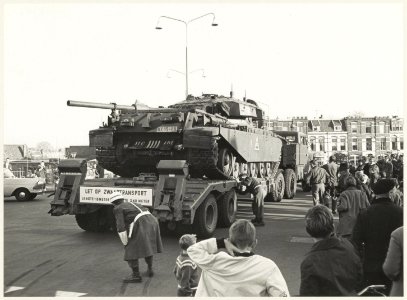 Zwaartetransport een tank wordt over de Schouwtjesbrug getransporteerd, NL-HlmNHA 54011703
