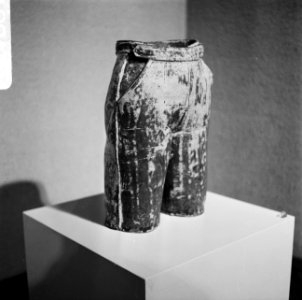 Zweedse Kunst in Amsterdam Pantalon in keramiek van Hertha Hillfon, Bestanddeelnr 921-8613