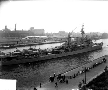 Zweedse kruiser Gotland met 4 mijnenvegers in Rotterdam, Bestanddeelnr 934-7038