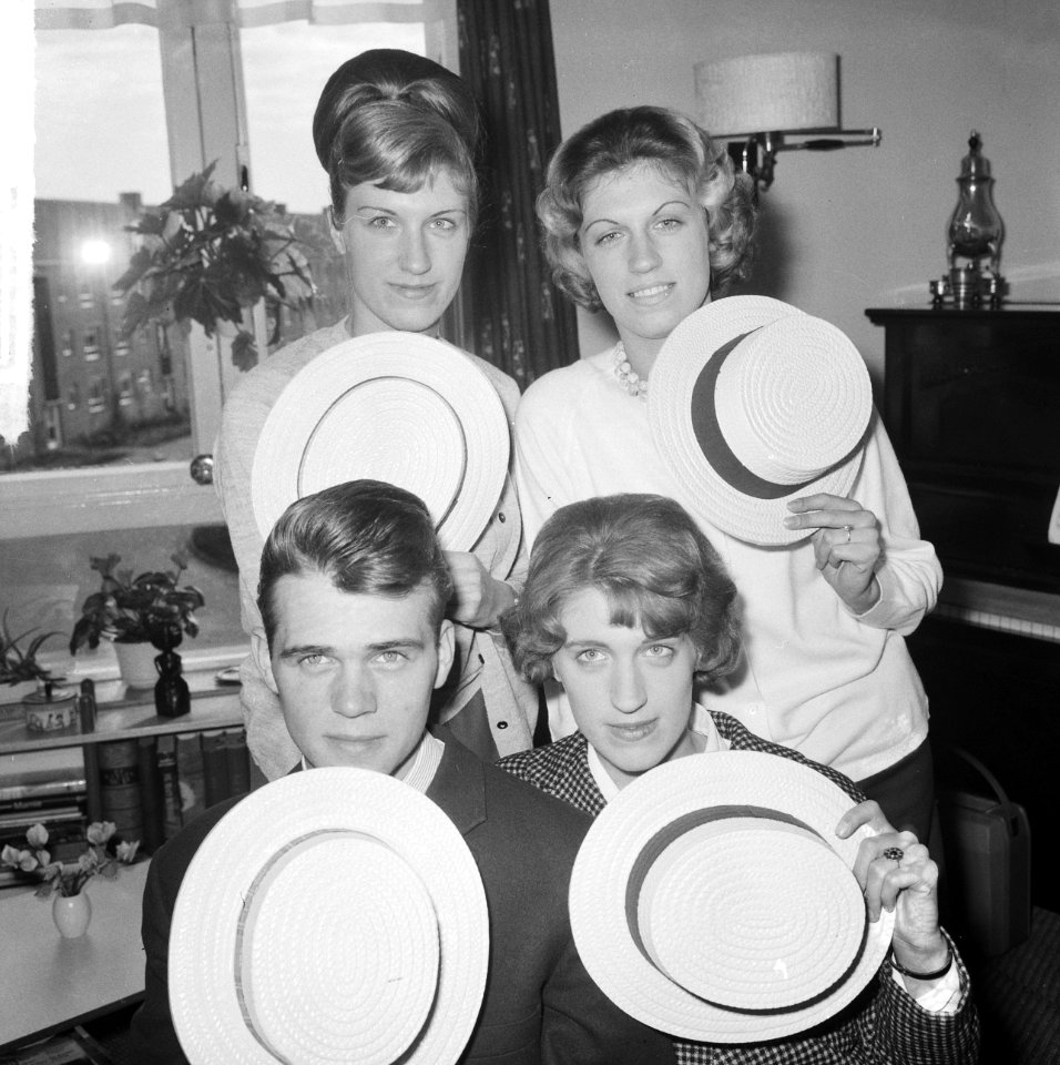 Zwolse vierling van familie Kiffers 6-2-1965 22 jaar, de vierling met strohoeden, Bestanddeelnr 917-3938