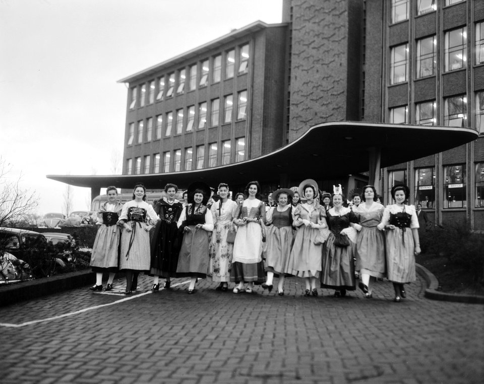 Zwitserse meisjes brengen op uitnodiging van de KLM bezoek aan Nederland, Bestanddeelnr 909-1936