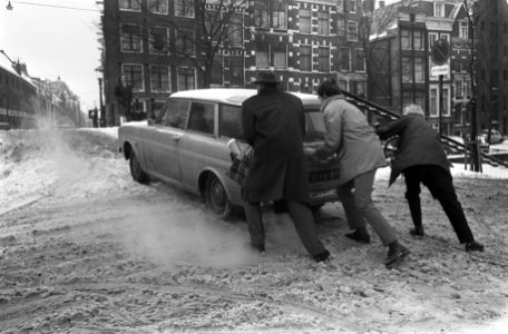 Zware sneeuwval in Amsterdam auto wordt over brug geduwd, Bestanddeelnr 922-1242