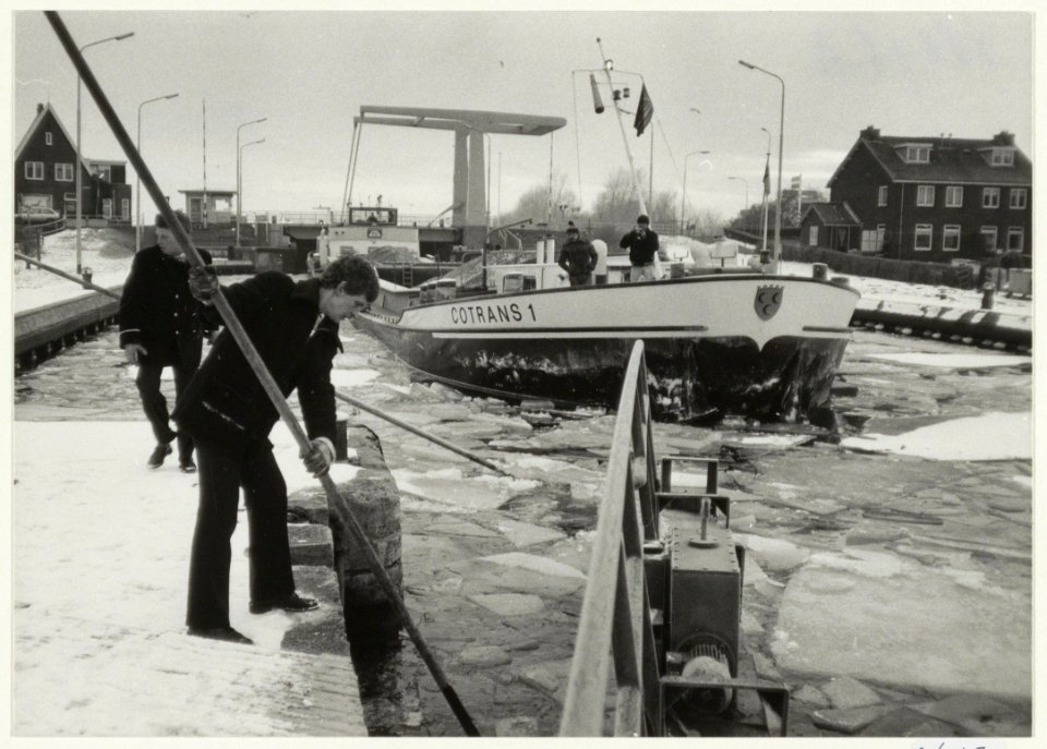 Zware ijsgang in de Grote Sluis in Spaarndam. NL-HlmNHA 54002615
