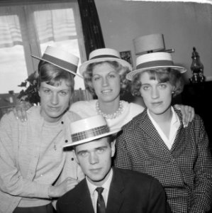 Zwolse vierling van familie Kiffers 6-2-1965 22 jaar, v.l.n.r. Rini, Elly, Dorot, Bestanddeelnr 917-3935