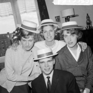 Zwolse vierling van familie Kiffers 6-2-1965 22 jaar, de vierling met strohoeden, Bestanddeelnr 917-3939