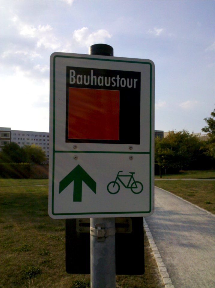 Zwischenwegweiser am Lustgarten für die Dessauer Bauhaustour - Bauhaus-Signet 2016