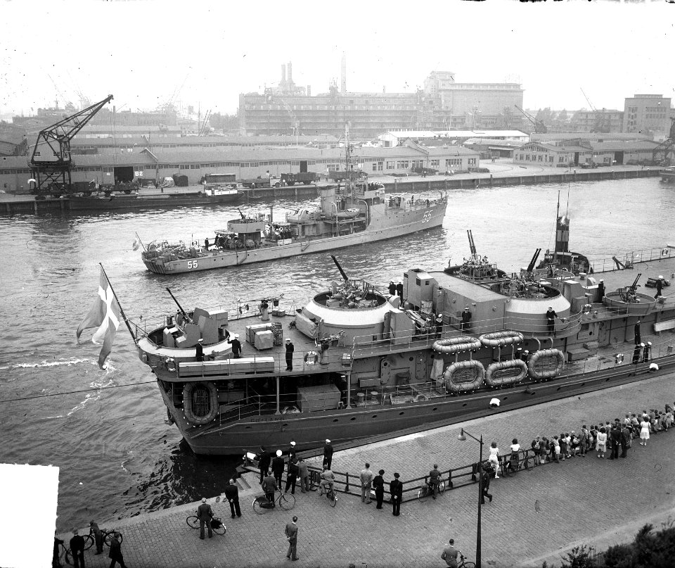 Zweedse kruiser Gotland met 4 mijnenvegers in Rotterdam, Bestanddeelnr 934-7039