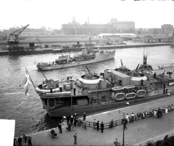 Zweedse kruiser Gotland met 4 mijnenvegers in Rotterdam, Bestanddeelnr 934-7039