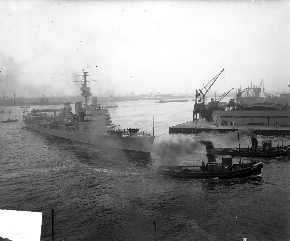 Zweedse kruiser Gotland met 4 mijnenvegers Rotterdam, Bestanddeelnr 904-0057