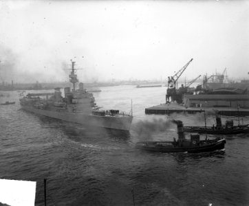 Zweedse kruiser Gotland met 4 mijnenvegers Rotterdam, Bestanddeelnr 904-0057