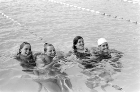 Zwemsters op de 4 x 100 meter wisselslag estafette, D. Janus , Buiter, Kok, Maan, Bestanddeelnr 921-5635