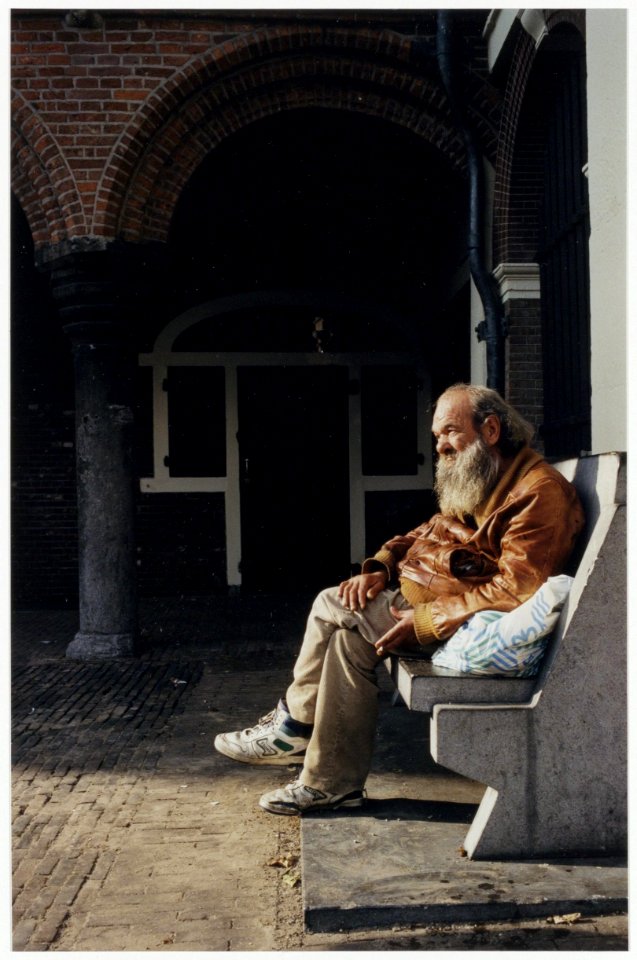 Zwerver Jacco op het stenen bankje voor het stadhuis dat is verwijderd na klachten van de bruidsparen over de obscene bejegeningen van deze dakloze. NL-HlmNHA 54036440