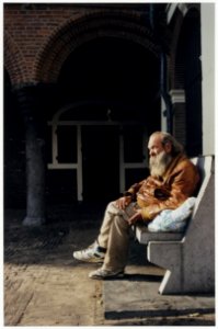 Zwerver Jacco op het stenen bankje voor het stadhuis dat is verwijderd na klachten van de bruidsparen over de obscene bejegeningen van deze dakloze. NL-HlmNHA 54036440