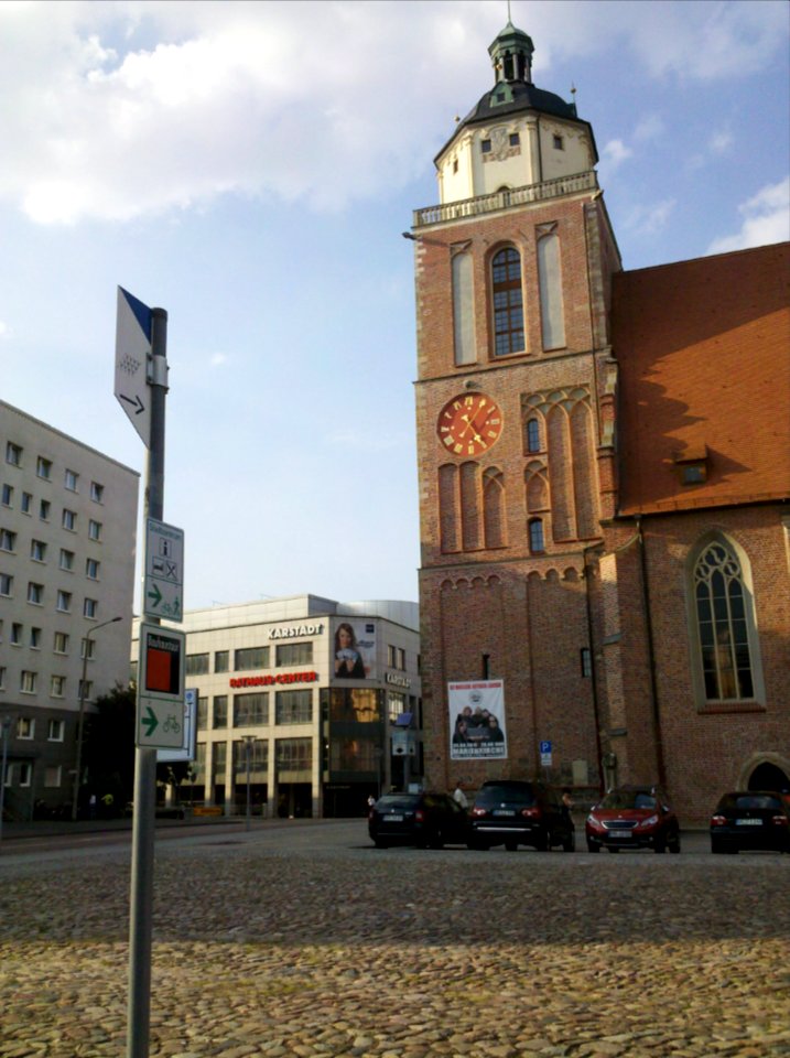 Zwischenwegweiser an der Dessauer Marienkirche für die Dessauer Bauhaustour 2016