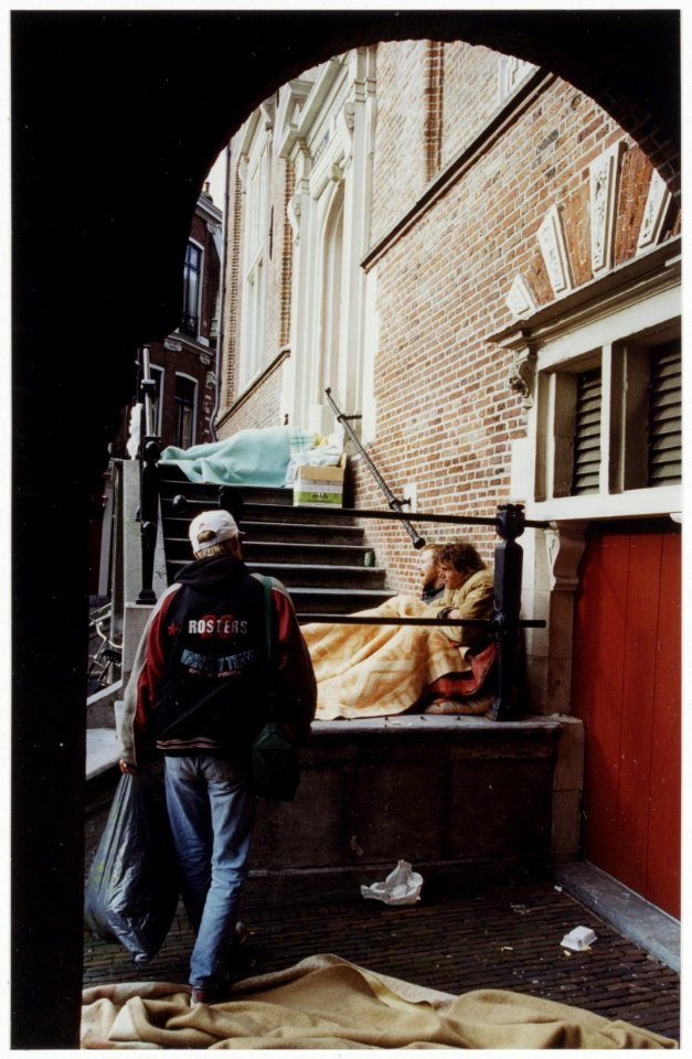 Zwervers op de trappen van het stadhuis, na hun overnachting aldaar uit protest tegen de ontruiming door de politie van hun tijdelijke nachtopvang aan de Bakenessergracht, de avond tevoren. NL-HlmNHA 54035190