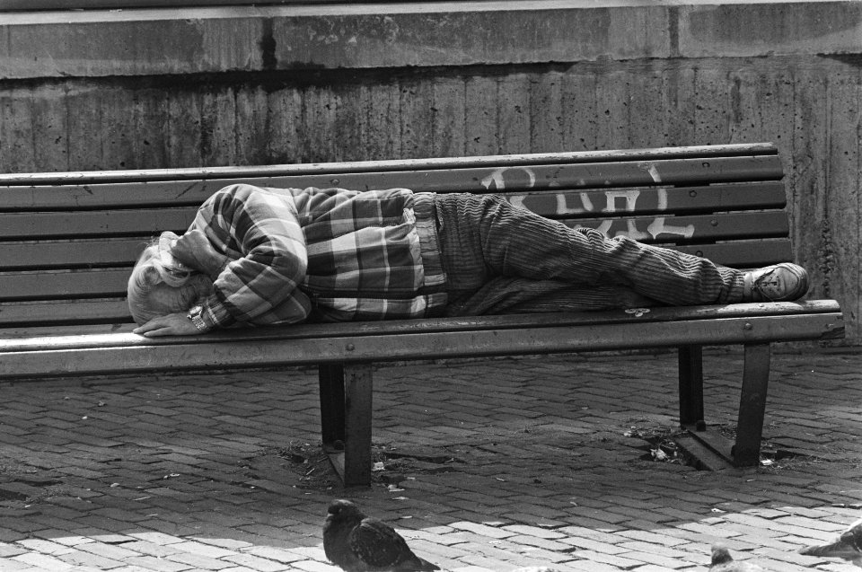 Zwerver slapend op bankje bij CS, Bestanddeelnr 933-3942