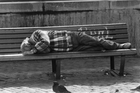 Zwerver slapend op bankje bij CS, Bestanddeelnr 933-3942