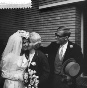 Zwemster Lenie de Nijs huwt met Harry Vriend. Atie Voorbij feliciteert de bruid, Bestanddeelnr 915-5990