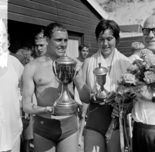 Zwemwedstrijd van Hoek van Holland naar Terheijde, de t winnaars links P van Wi, Bestanddeelnr 916-6802
