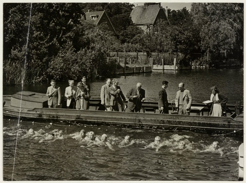 Zwemwedstrijd in de Van Merlenvaart, georganiseerd door HPC. Op de foto de start van de 1000 meter schoolslag heren