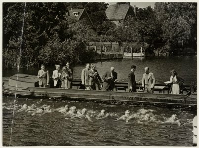 Zwemwedstrijd in de Van Merlenvaart, georganiseerd door HPC. Op de foto de start van de 1000 meter schoolslag heren