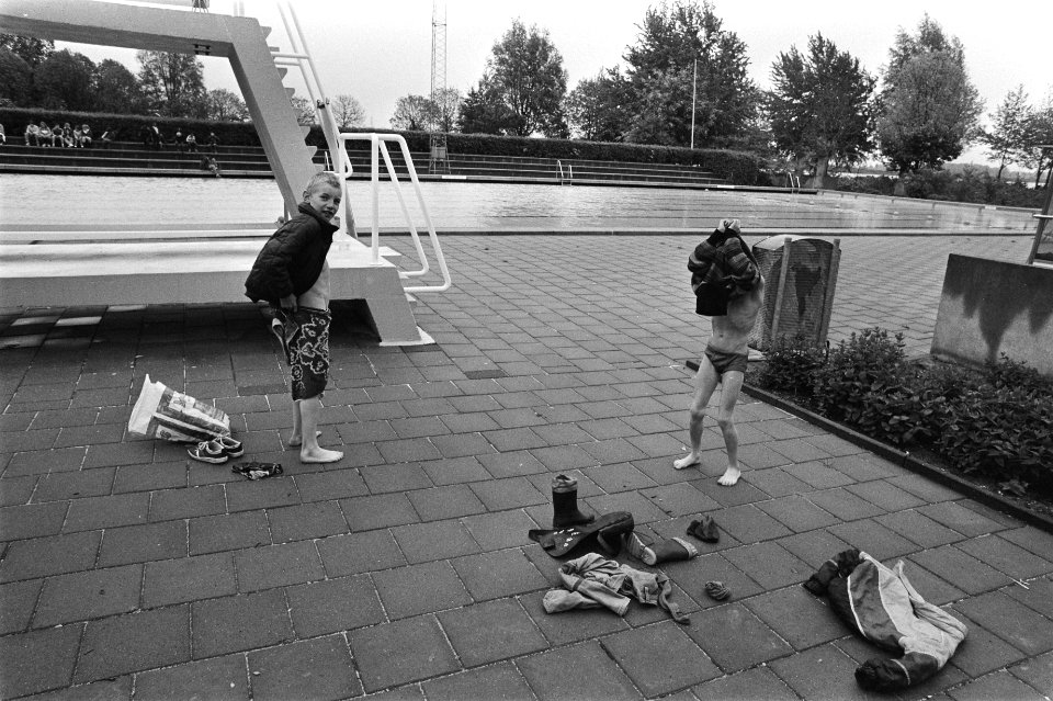 Zwembad in Amsterdam gekraakt in verband met late tijdstip van openstelling twe, Bestanddeelnr 932-9773