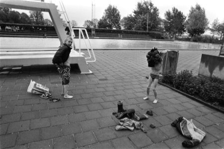 Zwembad in Amsterdam gekraakt in verband met late tijdstip van openstelling twe, Bestanddeelnr 932-9773 photo