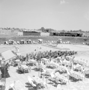 Zwembad en terras het Avia-hotel, Bestanddeelnr 255-3094