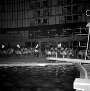 Zwembad en terras van het Avia-hotel bij avond, Bestanddeelnr 255-3096