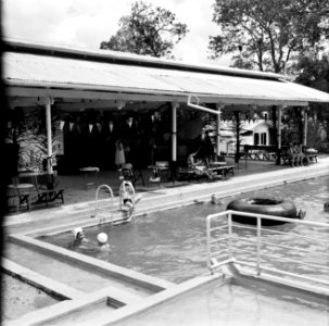 Zwembad in Suriname, Bestanddeelnr 252-5234