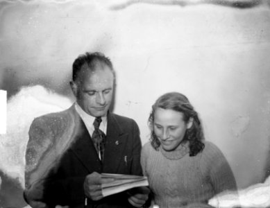 Zwemtrainer Jan Stender met Nel van Vliet, Bestanddeelnr 934-5256