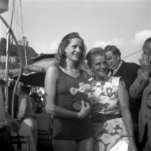 Zwemster Karen Harup uit Denemarken met medaille en mascotte, Bestanddeelnr 902-3529