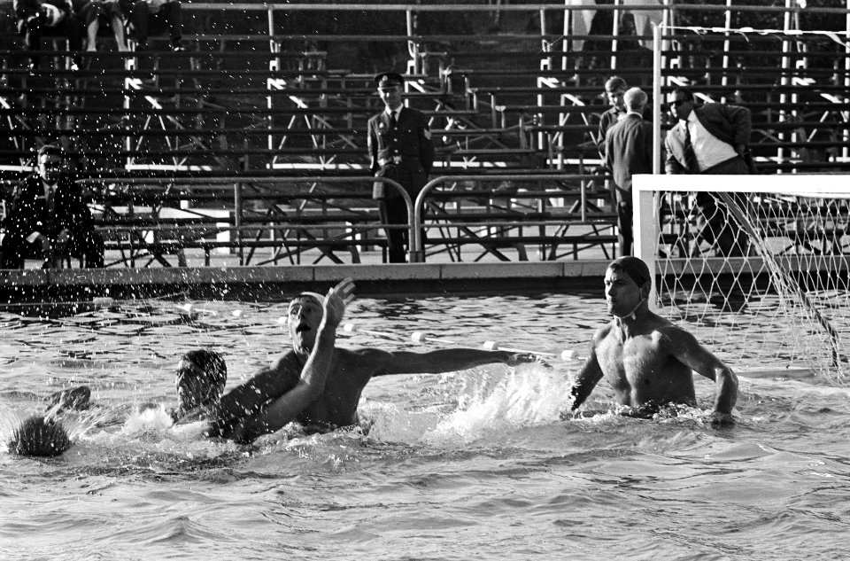 Zwemmen Nederland tegen Duitsland te Brunssum, waterpolo, Hans Aalbers scoort ee, Bestanddeelnr 917-8824