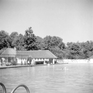 Zwembad met bungalow in de paleistuin, Bestanddeelnr 255-7819