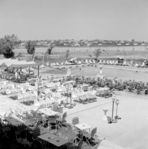Zwembad en terras van het Avia-hotel, Bestanddeelnr 255-3095