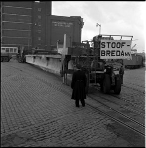 Zwaar transport van transportonderneming Stoof uit Breda bij Rijnhaven in verband met de bouw metro Rotterdam - NL-RtSA 4121 7629-01