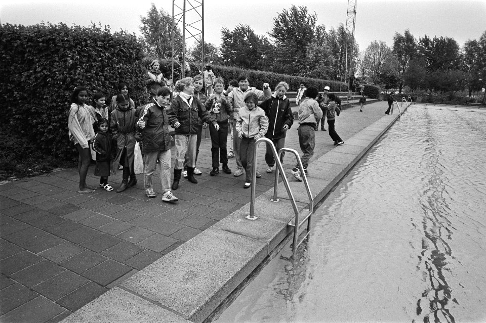 Zwembad in Amsterdam gekraakt in verband met late tijdstip van openstelling act, Bestanddeelnr 932-9772