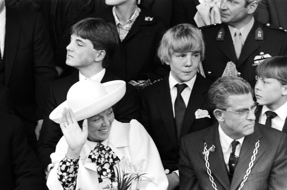 Zwaaiende koningin Beatrix naast de burgemeester, achter haar prins Willem-Alexa, Bestanddeelnr 932-5779