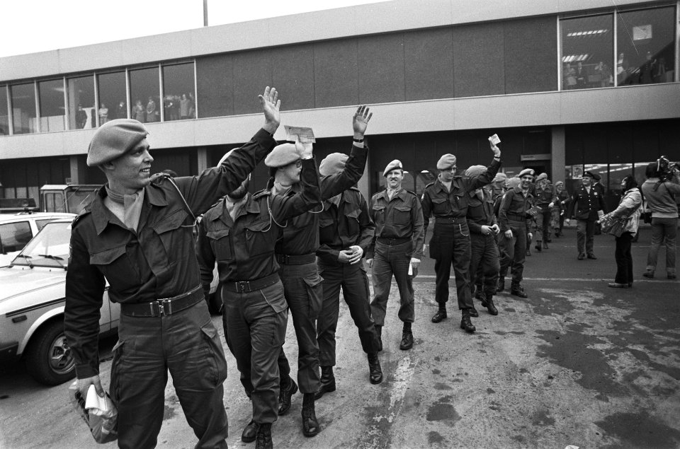 Zwaaiende Dutchbat militairen op weg naar het vliegtuig, Bestanddeelnr 930-1413